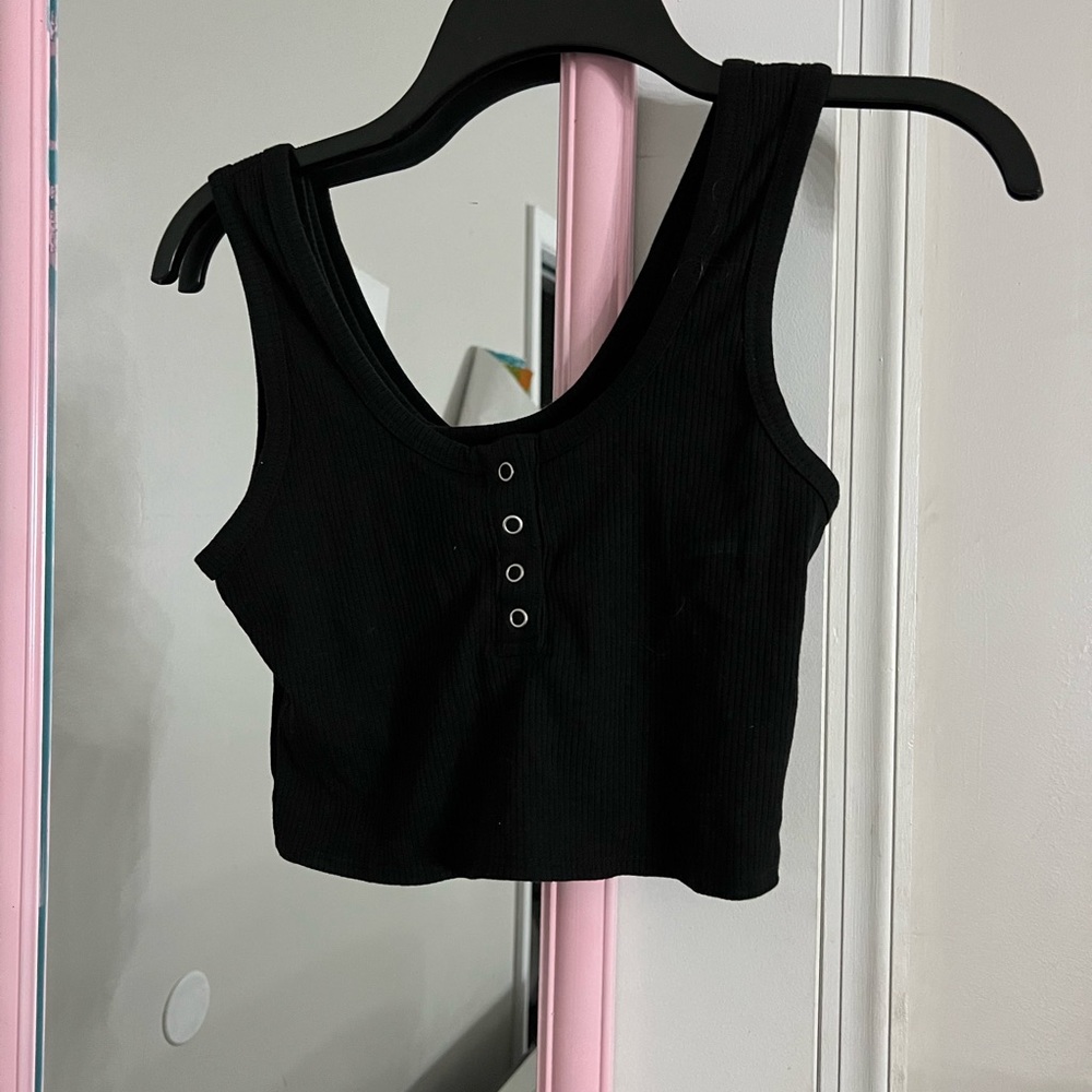 Black cropped tank